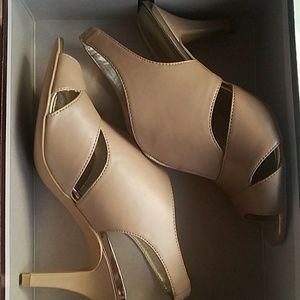 Bandolino Nude Heels/Wedges size 8